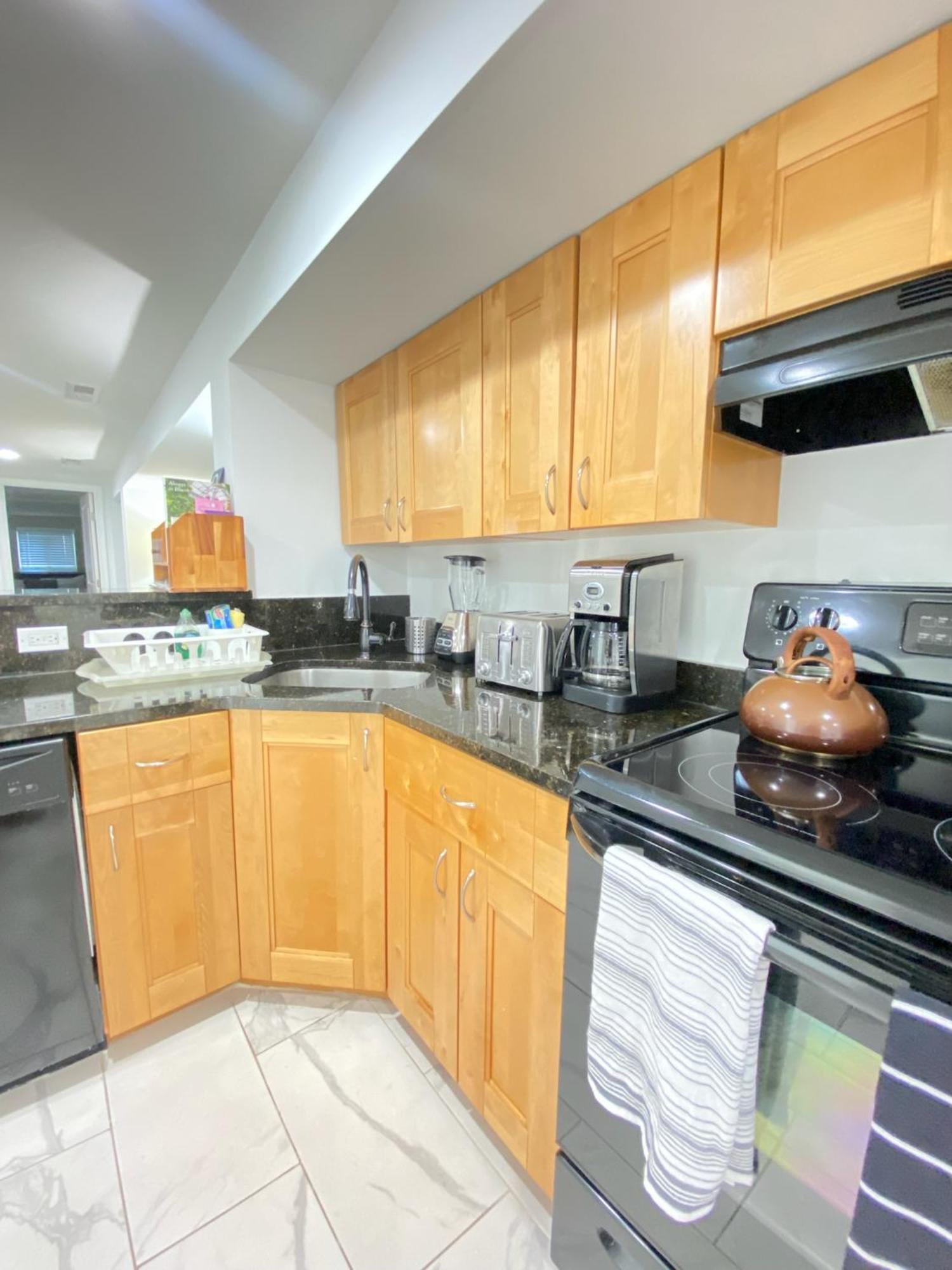 Lovely Remodeled 2Bdrm Basement Home Вашингтон Екстериор снимка